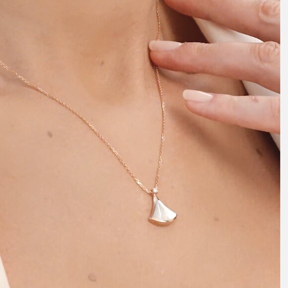Divas’ Dream Necklace 18K Rose Gold, Mother-Of-Pearl & Diamond Pendant Necklace - Picture 3 of 12